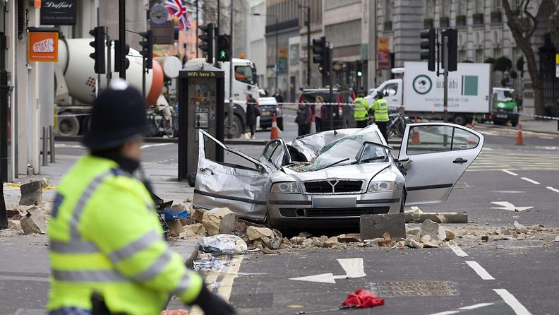Yksi henkilö sai surmansa, kun osa rakennusta romahti auton päälle Lontoossa 15. helmikuuta 2014.