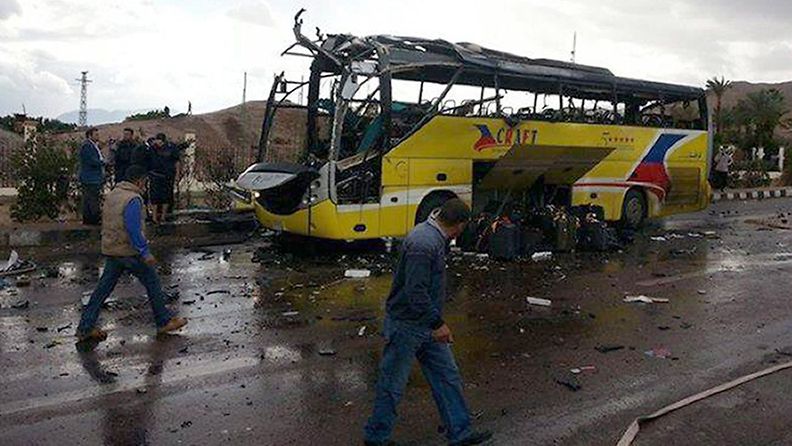 Turistibussi romuttui pommi-iskussa Egyptin Siinaissa 16. helmikuuta 2014.