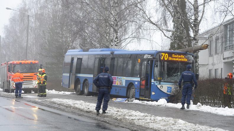 Bussi 70 suistui Helsingin Suutarilassa tieltä 16. helmikuuta 2014.