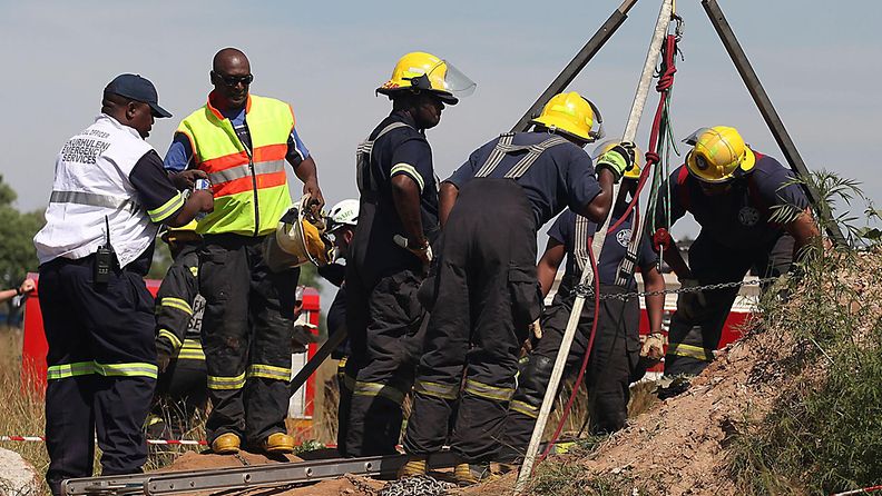 Pelastushenkilökunta yritti vapauttaa kaivokseen loukkuun jääneitä Benonissa Etelä-Afrikassa 16. helmikuuta 2014.