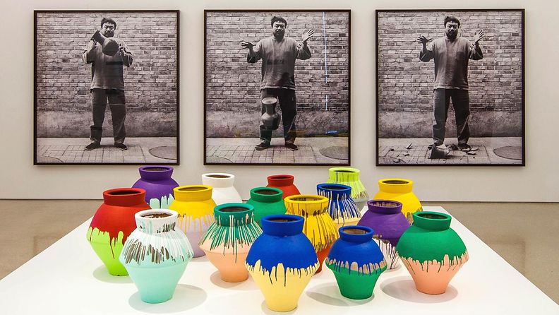 Kuvassa Ai Weiwein Coloured vases -teos Perez-taidemuseossa.