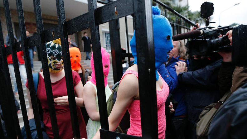 Pussy Riotin jäsenet vapautettiin poliisiasemalta Sotshissa 18. helmikuuta 2014.