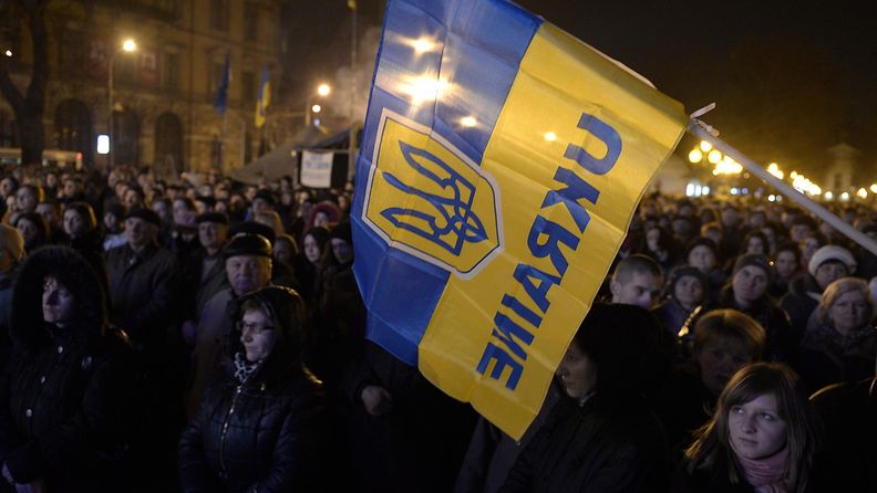Mielenosoittajat kokoontuivat Lvivin keskustassa Ukrainassa 19.2.2014.