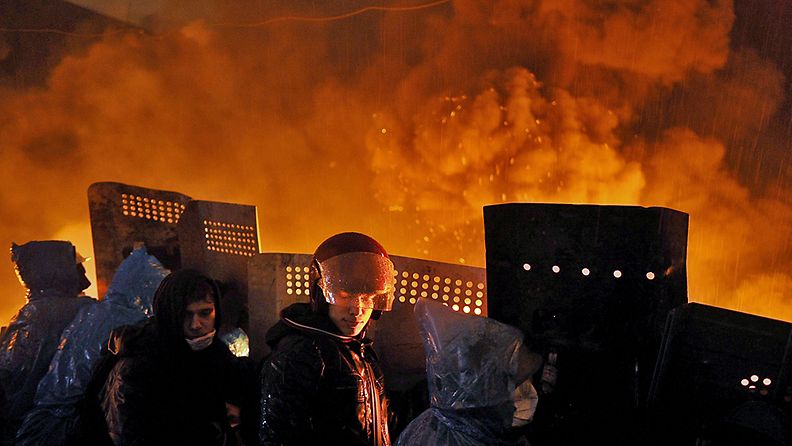 Mielenosoittajat barrikaadin takana Kiovassa Ukrainassa 19.2.2013.