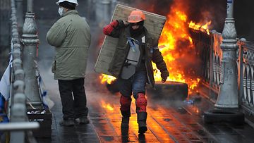 Protestoijat ovat ottaneet käyttöön kaikki mahdolliset suojavälineet Kiovassa. 