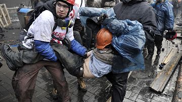 Haavoittunutta mielenosoittajaa kannettiin Kiovassa 20. helmikuuta 2014.