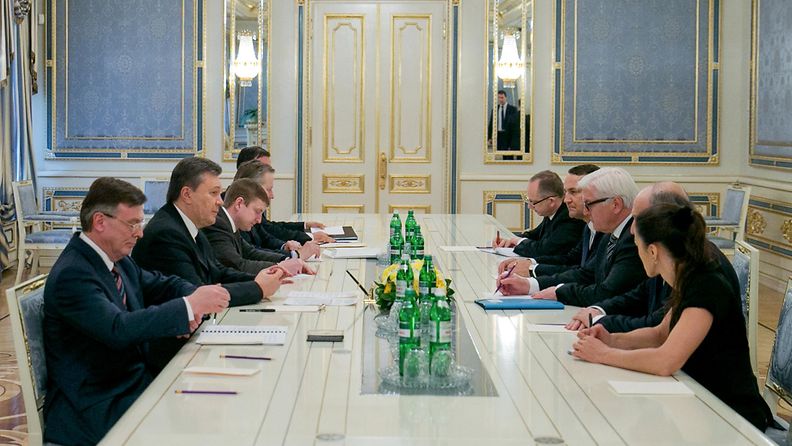 Ukrainan presidentti Viktor Janukovitsh (toinen vasemmalla) neuvotteluissa Ranskan, Saksan ja Puolan ulkoministerien kanssa 20.2.2014.