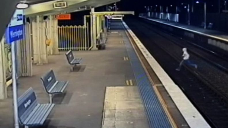 Australialaispoika yrittää juosta junaradan yli. Kuva AP:n videomateriaalista. 