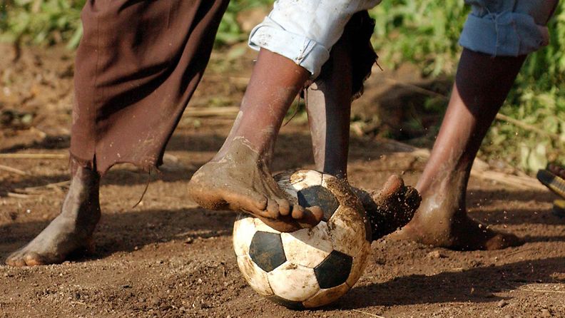 Lapset pelasivat jalkapalloa pkolaisleirillä Kongossa kesäkuussa 2003.