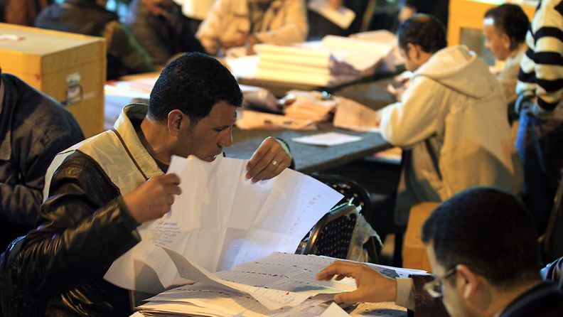 Egyptiläiset vaalivirkailijat laskevat ääniä. Kuva: EPA