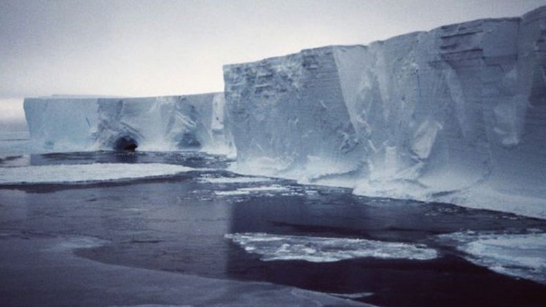 Sadan kilometrin mittainen jäävuori (EPA)