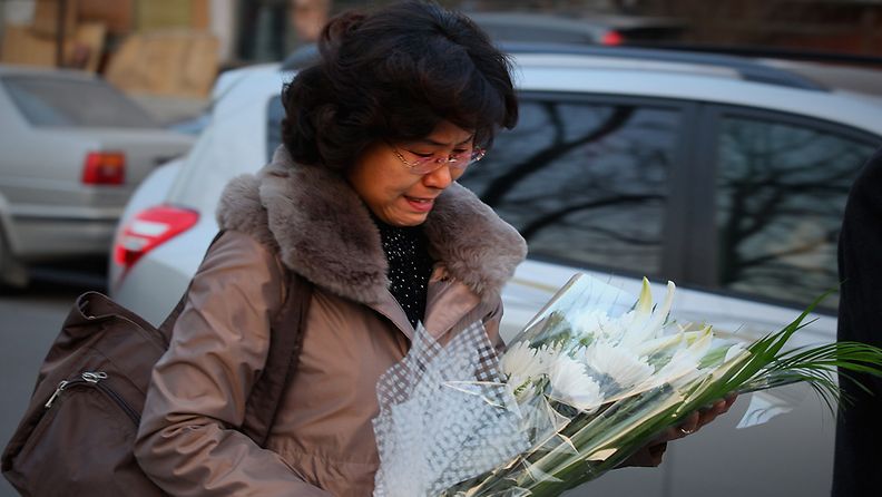 Pohjoiskorealainen nainen suree Kim Jong Ilin kuolemaa. 