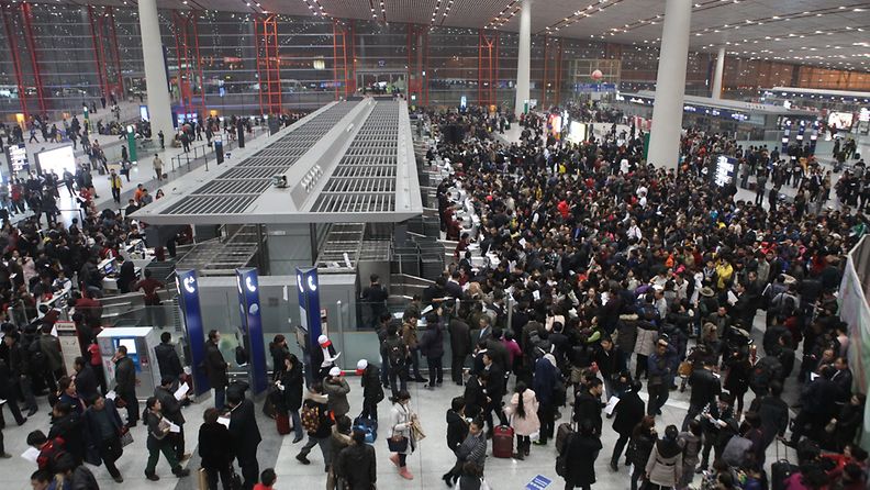 Savusumu pakotti ihmiset odottamaan lentojaan Pekingin kentällä. Kuva loppiaiselta. 