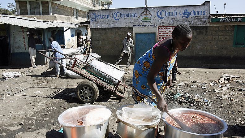 Mikrolainaa saanut nainen perusti katuravintolan Mathare-slummiin Kenian Nairobissa. Kuva on otettu 11.2.2010. 