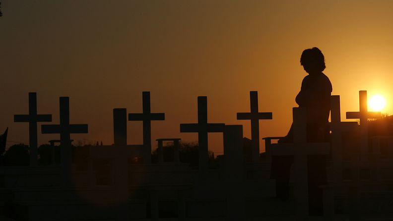 Tuntematon nainen hautausmaalla Nikosiassa, jonne on haudattu kreikkalaisia ja kyproslaisia sotilaita vuoden 1974 Kyproksen maihinnousutaisteluista.