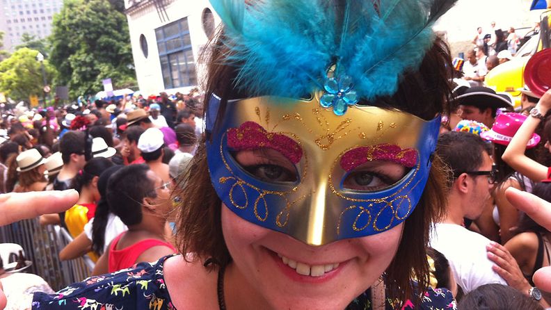 Toimittaja Mari Karppinen Rion sambakarnevaaleilla.