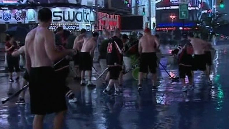 Miehet ottivat ilon irti hiljaisesta Times Squaresta. Kuva AP:n videomateriaalista. 