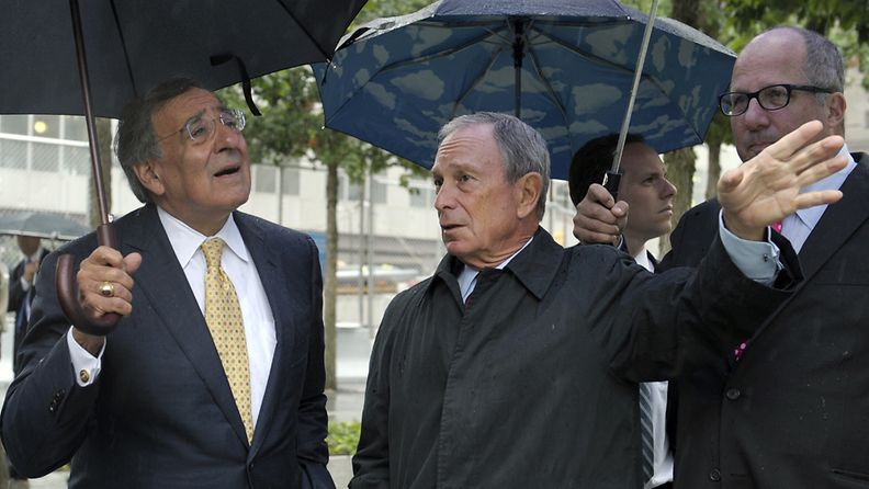 New Yorkin pormestari Michael Bloomberg (oik.) näyttää puolustusministeri Leon Panettalle (vas.) 9/11-muistomerkkiä 6.9.2011.