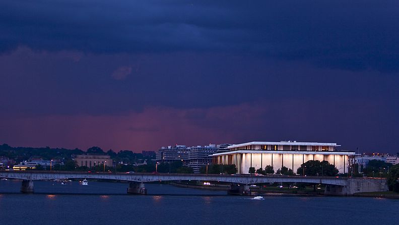 John F. Kennedy Center iltavalaistuksessa Potomac-joen varrella Washingtonissa.