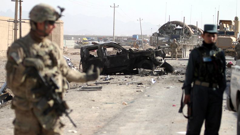 USA:n Nato-joukkoja ja afganistanilaisia poliiseja itsemurhapommin räjähdyspaikalla Kandaharissa eteläisessä Afganistanissa 19. tammikuuta 2012.