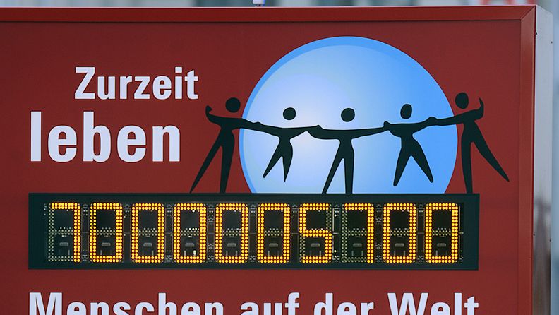 Hannoverissa Saksassa taulu näyttää maapallon asukasluvun 31.10.2011.