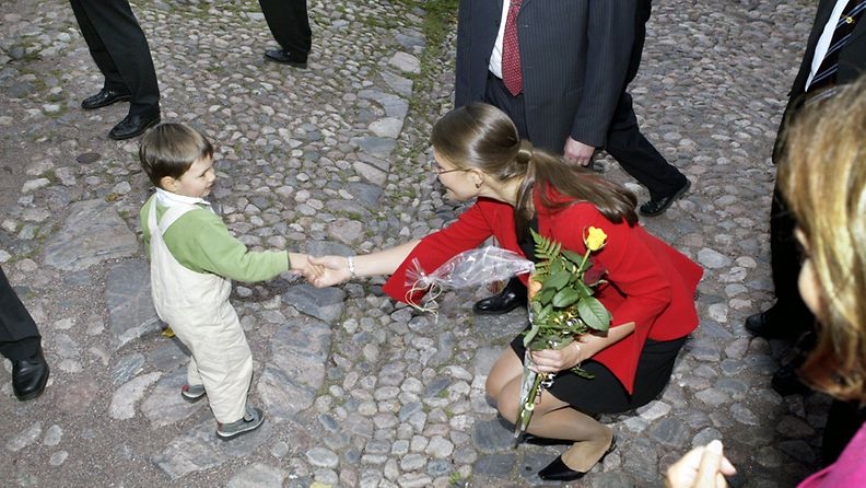 3-vuotias Joel kosketti ihan oikeaa prinsessaa Porvoossa 2003.