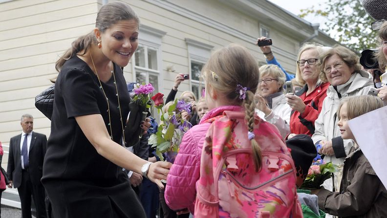 Prinsessa ilahtui silminnähden lasten ojentamasta kukkakimpusta Turussa 2011.