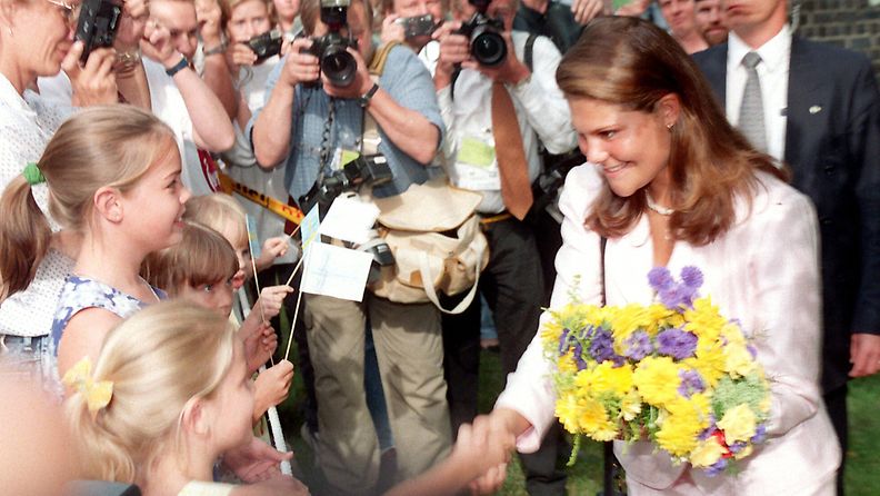 nämä pikkutytöt pääsivät kättelemään ihailemaansa prinsessaa Tammisaaressa 1996.