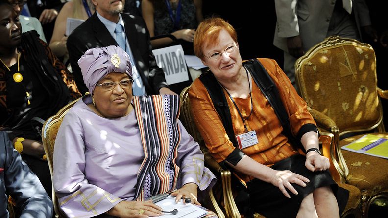 Liberian presidentti Ellen Johnson Sirleaf ja presidentti Tarja Halonen seurravat kansainvälistä naisten colloqiumia 7. maaliskuuta 2009. Kuva: Lehtikuva