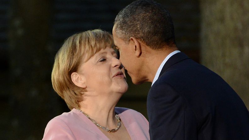 Saksan liittokansleri Angela Merkel ja Yhdysvaltain presidentti Barack Obama tervehtivät toisiaan lämpimästi G8-maiden kokouksessa Camp Davidissa 18.5.2012.