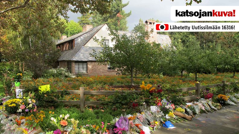 Steve Jobsin kotitalon edustalle tuotuja kukkia ja kynttilöitä .