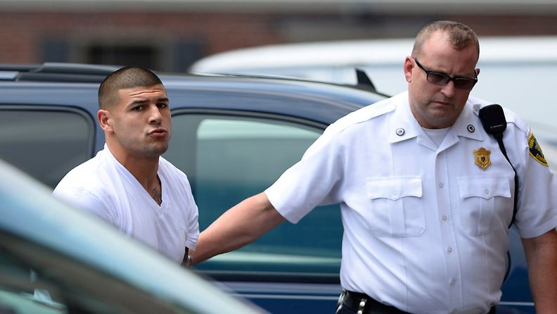 NFL-pelaaja Aaron Hernandez sai syytteen murhasta 26.6.2013, EPA