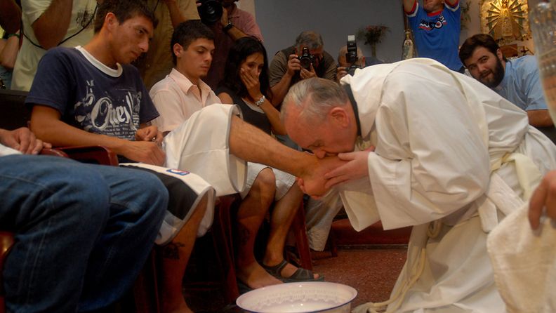 Buenos Airesin arkkipiispa Jorge Mario Bergoglio, nykyinen Paavi Franciscus I, pesi köyhien ja narkomaanien jalkoja kiirastorstain juhlassa vuonna 2008. 