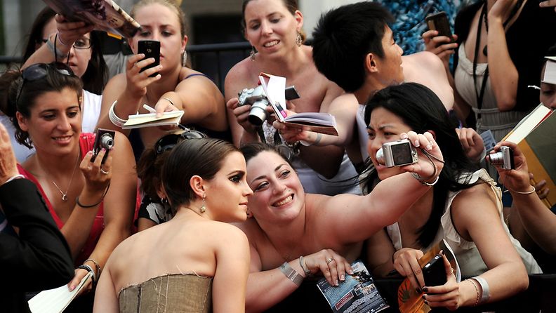 Actress Emma Watson (L), of England, poses with fans while arriving for the North American premier of 'Harry Potter and the Deathly Hallows Part 2' at Lincoln Center in New York, New York, USA, on 11 July 2011.