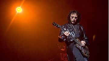 Tony Iommi keikalla Heaven & Hell -yhtyeen kanssa Oslossa heinäkuussa 2009.