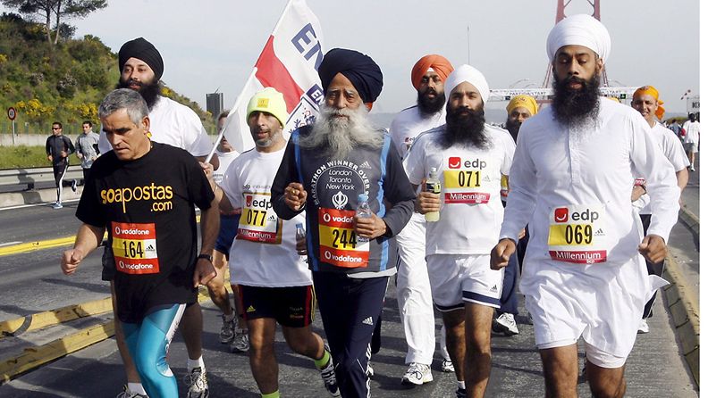 Kuva vuodelta 2006, jolloin Fauja Singh juoksi puolimaratonin Lissabonissa.