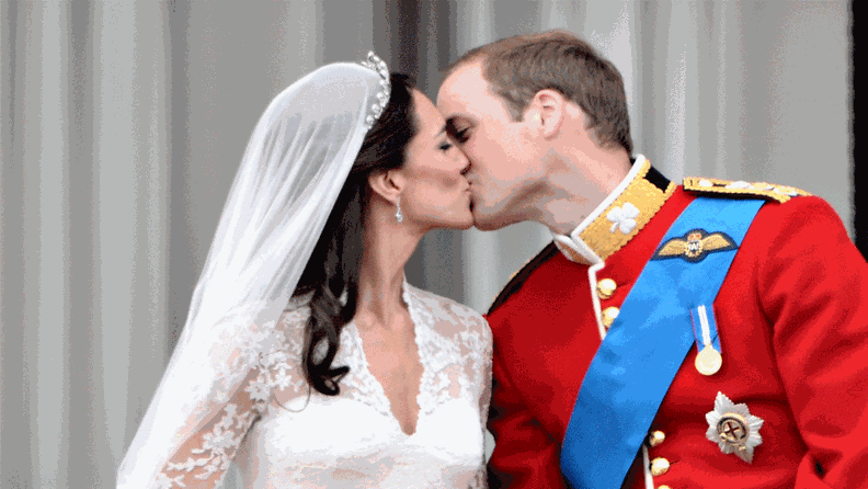 Katen ja Williamin ensimmäinen suudelma aviparina julkisuudessa.