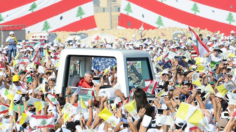 Tuhannet ihmiset kokoontuivat tervehtimään paavia Beirutissa Libanonissa. 