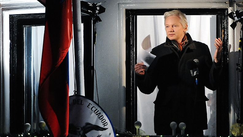 Julian Assange puhumassa Lontoossa Ecuadorin suurlähetystön parvekkeella 20.12.2012.