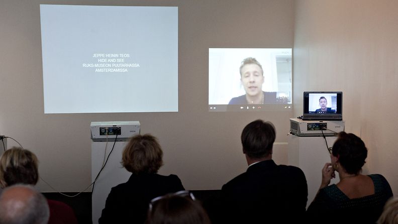 Ars Fennica - palkinnon voittaja Jeppe Hein osallistui palkintojenjakotilaisuuteen videoyhteyden kautta. 