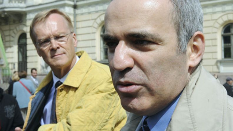 Shakin moninkertainen maailmanmestari Garri Kasparov Ari Vatasen eurovaalitilaisuudessa.
