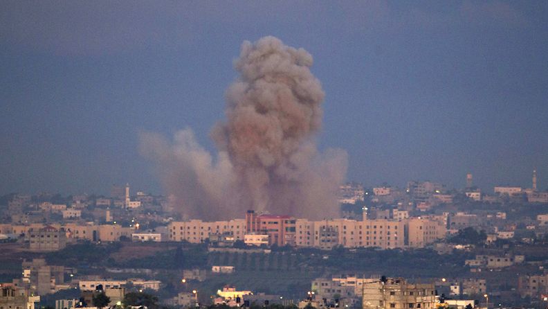 Savua nousee Gazasta Israelin ilmaiskun jälkeen.