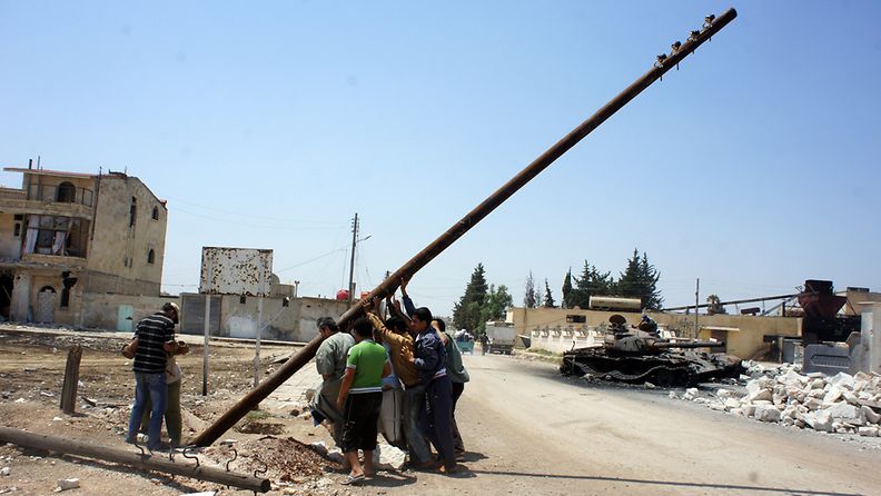Kapinalliset yrittävät korjata rikkoutunutta sähkölinjaa lähellä Aleppoa 31. heinäkuuta 2012.