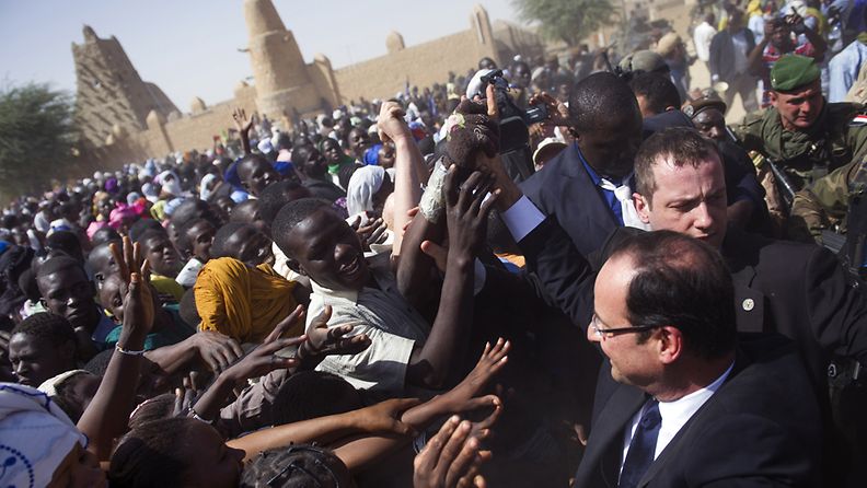 Ranskan presidentti otettiin sankarina vastaan Timbuktussa 2. helmikuuta 2013.