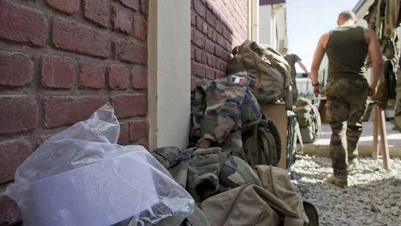 Ranskalainen sotilas pakkaa varusteitaan kotimaahan paluuta varten lokakuussa 2011.
