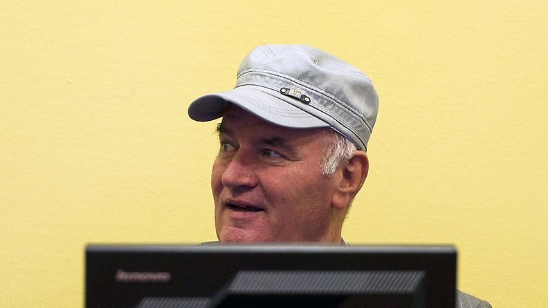 Haagin sotarikostuomioistuimen tuomari vaati Mladicia riisumaan lakkinsa. 