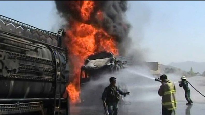 Säiliöauto tulessa Afganistanissa 4.8.2011.