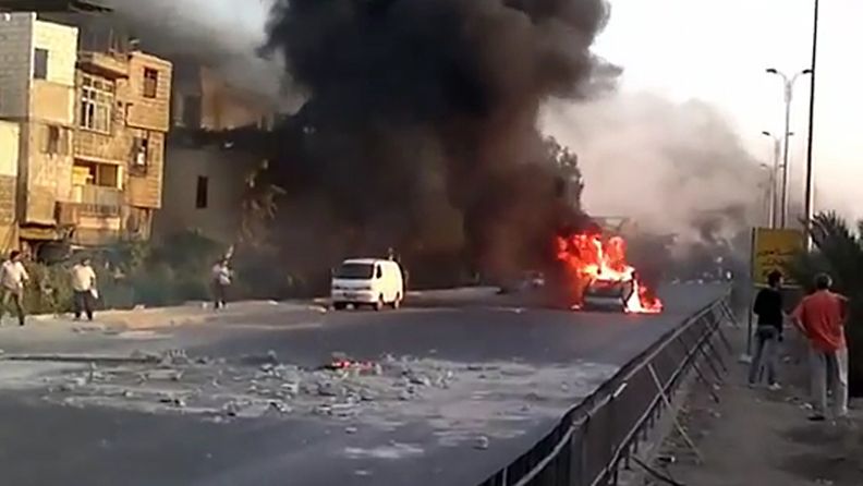 Kuvakaappaus Shaam News Networkin välittämältä videolta näyttää ajoneuvon palavan Syyrian pääkaupungissa Damaskoksessa.