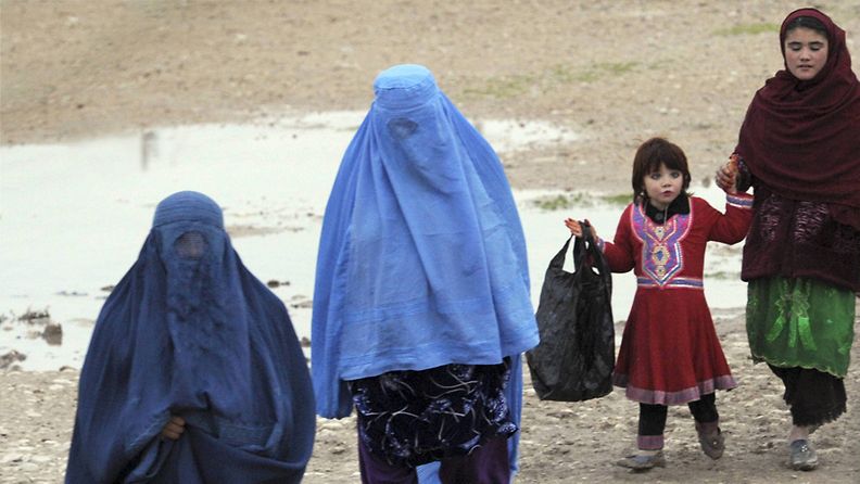 Tallenna  Burkaan pukeutuneita naisia Mazar-i-Sharifin keskustassa Afganistanissa 19. marraskuuta 2011.