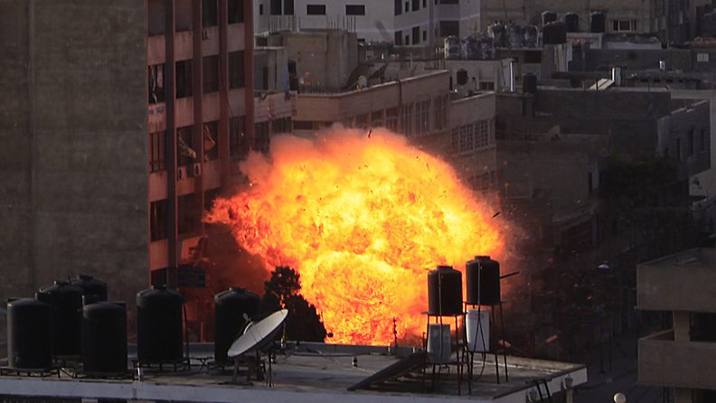 Tulipallo nousee rakennuksesta Israelin ilmaiskun jälkeen Gazan kaupungissa 19. marraskuuta 2012.